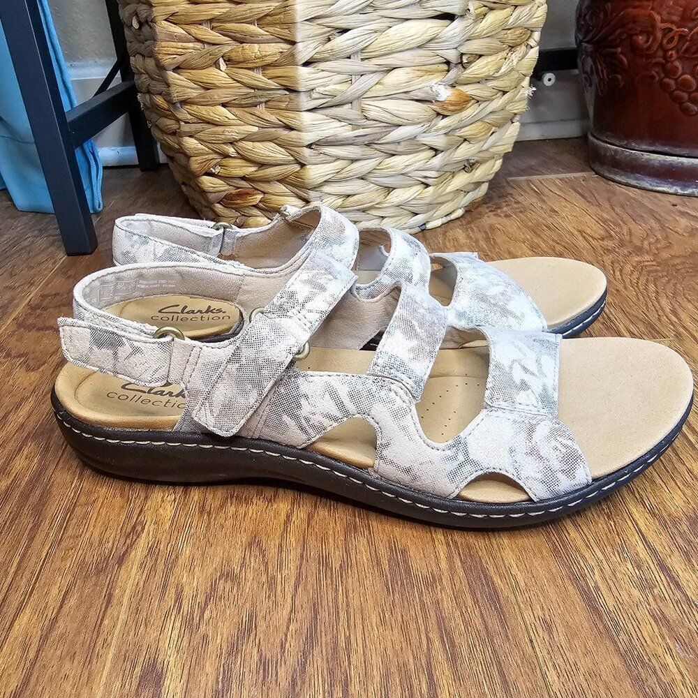 NIB Women’s Clarks Laurieann Style Sand Size 7 Sandals Floral Metallic Comfort - Picture 3 of 12